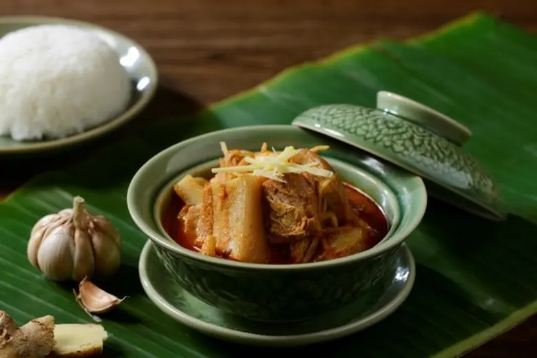 ต้นตำหรับอาหารเหนือลำแต้ๆ ณ ห้องอาหารธาราทอง โรงแรมรอยัล ออคิด เชอราตัน