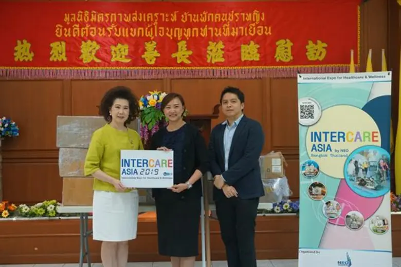 นางสาวฉัตรวดี มีสุข (กลาง) ผู้จัดการโครงก...