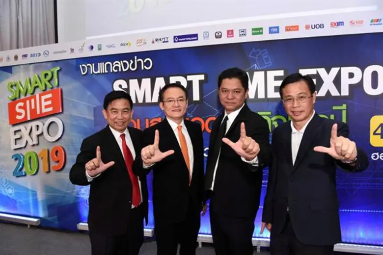 นายชัชวาลย์ เหลืองอ่อน (ที่ 2 จากซ้าย) ผู...