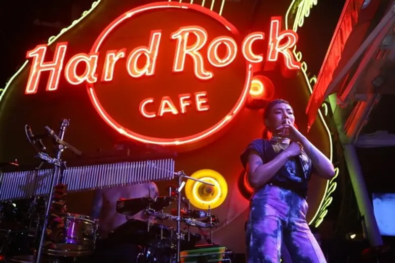 ฮาร์ดร็อค คาเฟ่ ภูเก็ต และ บริษัท เดชติชั่น อีทส์ จำกัด ร่วมกับ ร็อคเกอร์สาว ดา เอ็นโดรฟิน มอบรายได้ 120,000บาท จากการจัดงานคอนเสิร์ตการกุศลให้แก่ มูลนิธิเด็ก เดชติเนชั่น