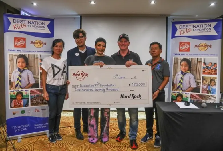 ฮาร์ดร็อค คาเฟ่ ภูเก็ต และ บริษัท เดชติชั่น อีทส์ จำกัด ร่วมกับ ร็อคเกอร์สาว ดา เอ็นโดรฟิน มอบรายได้ 120,000บาท จากการจัดงานคอนเสิร์ตการกุศลให้แก่ มูลนิธิเด็ก เดชติเนชั่น