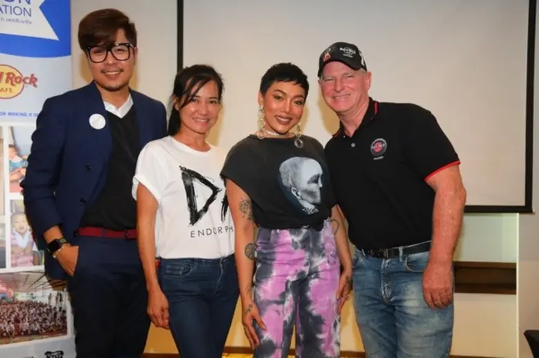 ฮาร์ดร็อค คาเฟ่ ภูเก็ต และ บริษัท เดชติชั่น อีทส์ จำกัด ร่วมกับ ร็อคเกอร์สาว ดา เอ็นโดรฟิน มอบรายได้ 120,000บาท จากการจัดงานคอนเสิร์ตการกุศลให้แก่ มูลนิธิเด็ก เดชติเนชั่น