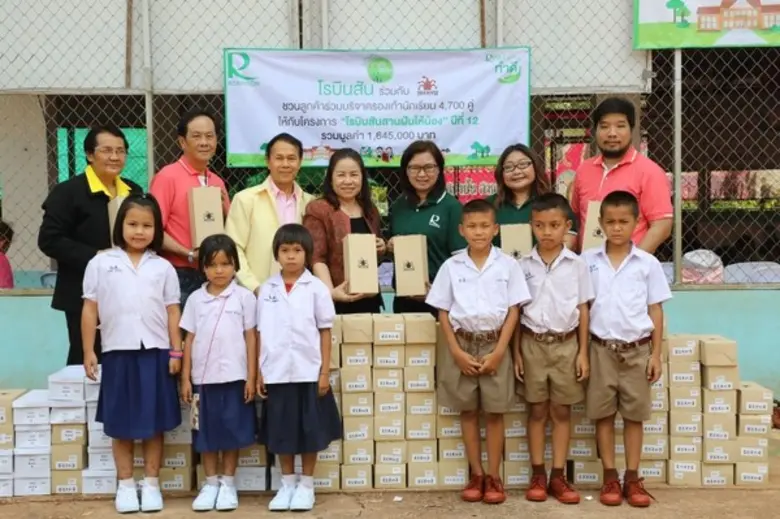 “รองเท้านักเรียนคู่ใหม่” เพื่อนเดินทางแด่น้องผู้ห่างไกล...