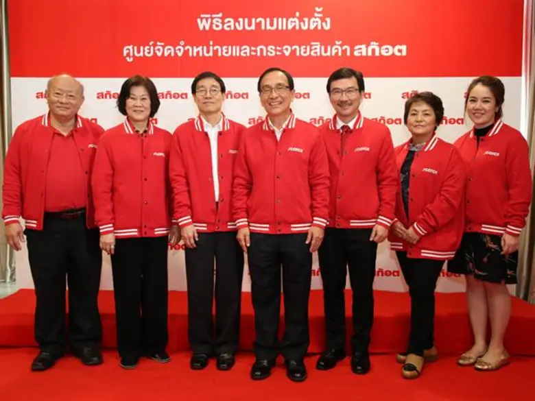 สมบูรณ์ ชวาลเวชกุล (คนกลาง) ประธานกรรมการ...