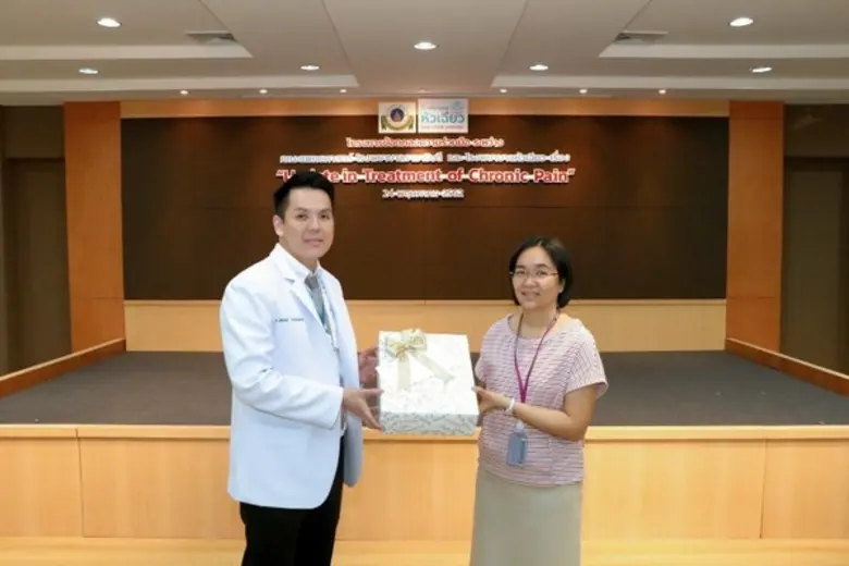 นพ.เลิศฤทธิ์ วรรณะเอี่ยมพิกุล(ซ้าย) ผู้ช่...