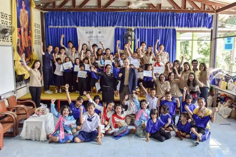 มอบทุน: นายชวลิต จันทรรัตน์ ประธานเจ้าหน้...