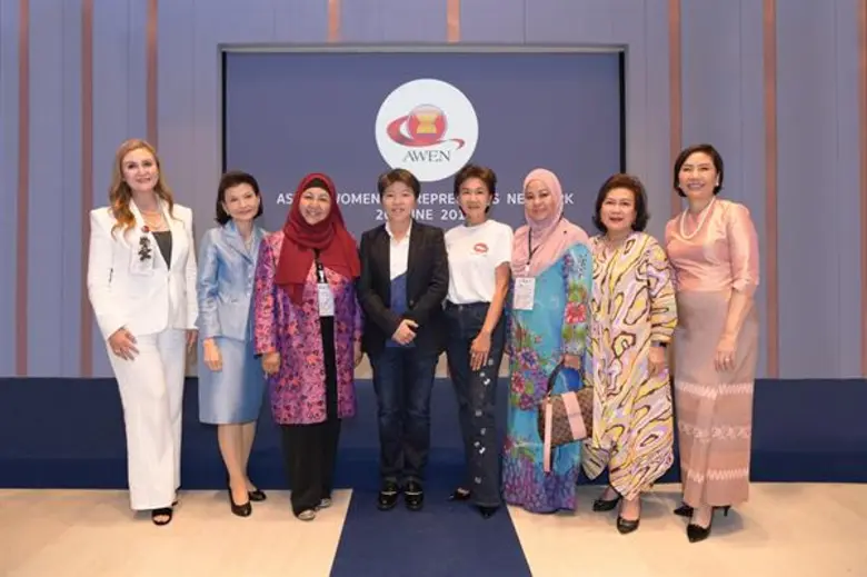 คุณไขศรี เนื่องสิกขาเพียร (คนที่ 5จากซ้าย...