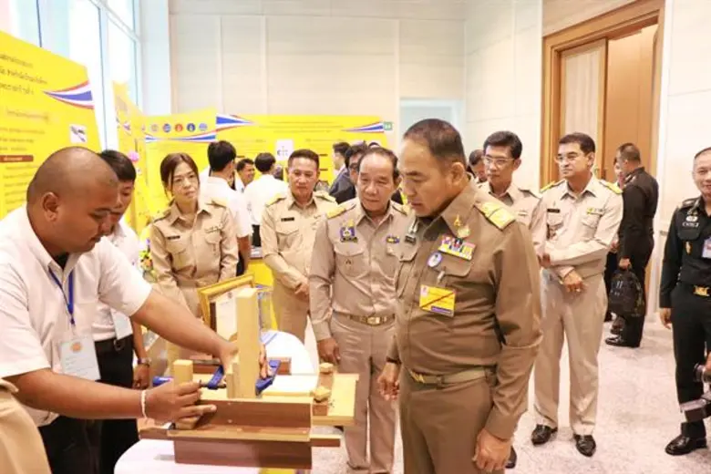 องคมนตรีมอบเกียรติบัตรและโล่เชิดชูเกียรติการเสริมสร้างคุณธรรม จริยธรรมและระเบียบวินัยสำหรับนักเรียนอาชีวศึกษาภายใต้โครงการกองทุนการศึกษาตามพระราชดำริ รุ่นที่ 6