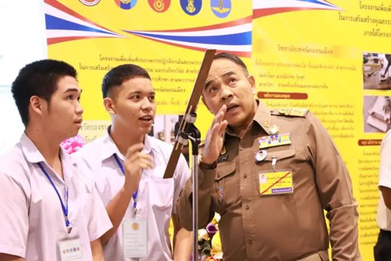 องคมนตรีมอบเกียรติบัตรและโล่เชิดชูเกียรติการเสริมสร้างคุณธรรม จริยธรรมและระเบียบวินัยสำหรับนักเรียนอาชีวศึกษาภายใต้โครงการกองทุนการศึกษาตามพระราชดำริ รุ่นที่ 6