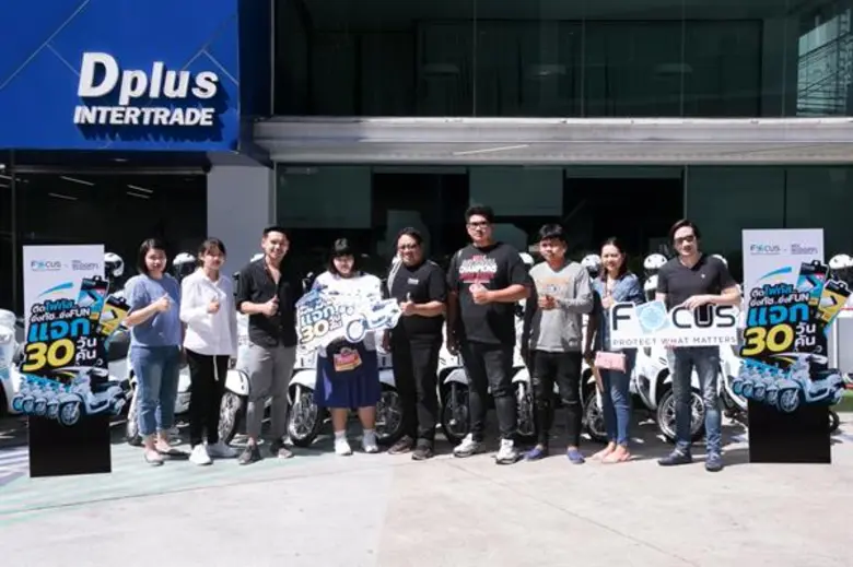 นายอมรศักดิ์ แดงแสงทอง (กลาง) รองประธานกร...