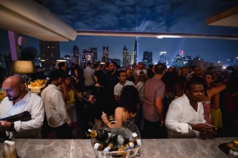 ห้องอาหารชาร์และชาร์รูฟท็อปบาร์ (CHAR Ban...