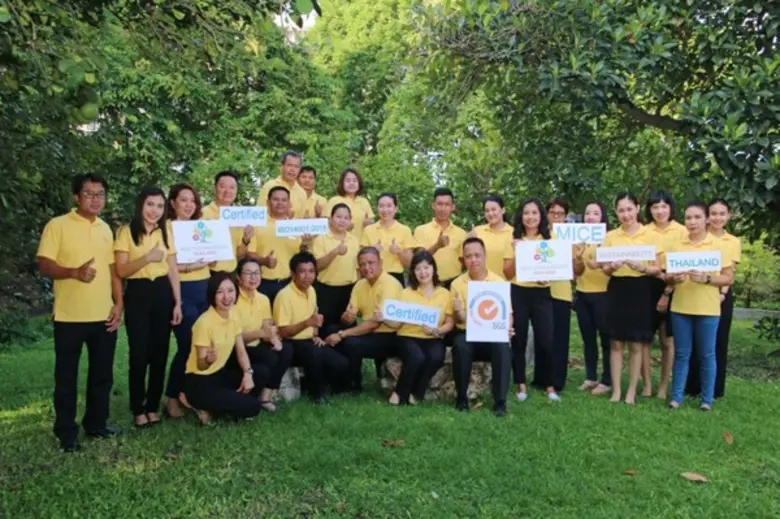 ฝ่ายบริหารและพนักงานโรงแรมดุสิตธานี พัทยา นำโดย คุณ...