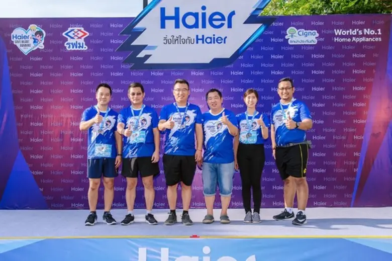 มร. จาง เจิ้งฮุ้ย (ลำดับที่ 3 จากซ้าย) ปร...