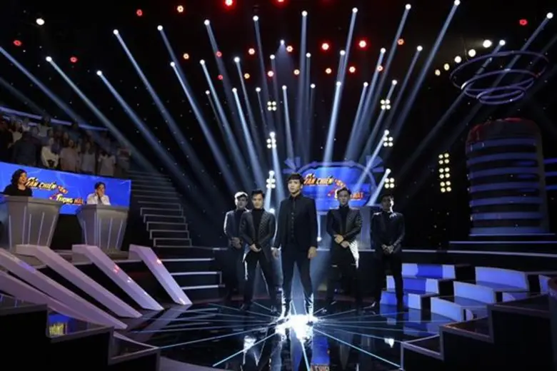 เอ วราวุธ นำทีมงานเดินทางควบคุมการผลิต รายการ Singer Auction เวอร์ชั่นเวียดนาม