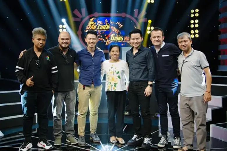 เอ วราวุธ นำทีมงานเดินทางควบคุมการผลิต รายการ Singer Auction เวอร์ชั่นเวียดนาม