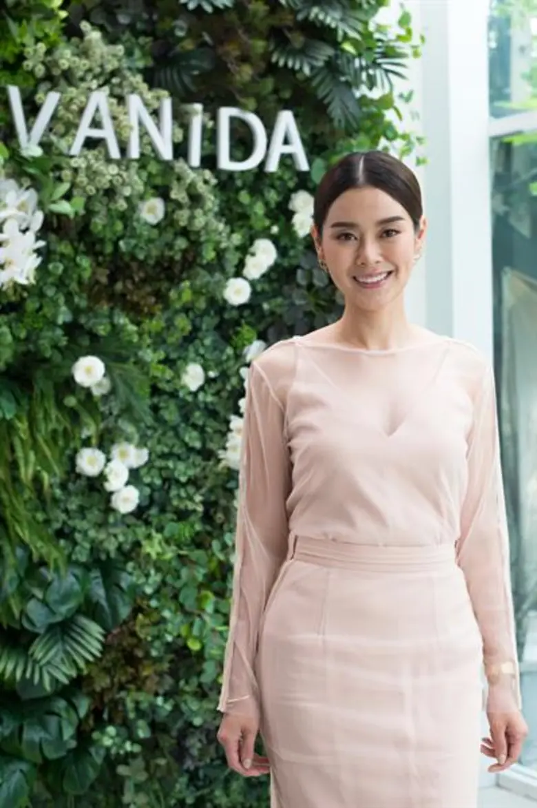 “ณธนพร เอื้อวันทนาคูณ” ผู้บริหารหญิงคนเก่ง เปิดร้านอาหาร “วนิดา” ให้บริการอาหารไทย-ฝรั่งรสเลิศบรรยากาศสุดชิลล์ จุดนัดพบแห่งใหม่ย่านถนนจันทน์