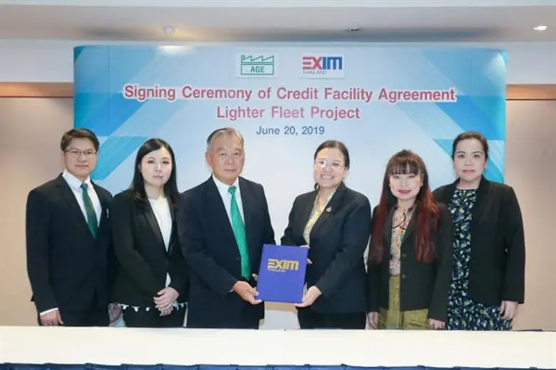 นายพนม ควรสถาพร (กลางซ้าย) ประธานกรรมการบ...