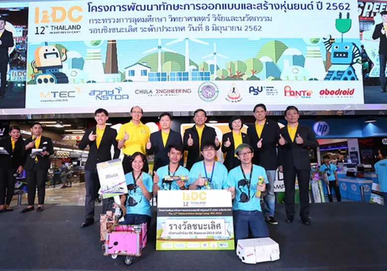 รศ.นพ.สรนิต ศิลธรรม (กลาง) ปลัดกระทรวงการ...