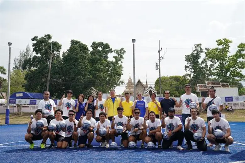 คิง เพาเวอร์ ไทย เพาเวอร์ พลังคนไทย มอบสนามฟุตบอลหญ้าเทียมมาตรฐานสากล ณ โรงเรียนบ้านจอมปิง จ.ลำปาง พร้อมแมทช์ดวลแข้งนัดพิเศษนำโดย 'พี่ตูน’ ประเดิมสนามฟุตบอลหญ้าเทียมใหม่