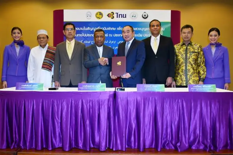 นายนนท์ กลินทะ (ที่ 5 จากซ้าย) ผู้อำนวยกา...