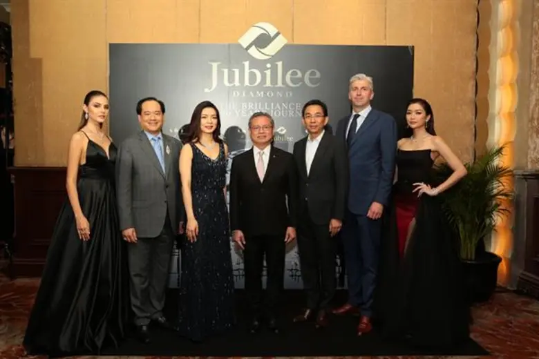 อัญรัตน์ พรประกฤต ( ที่ 3 จาก ซ้าย ) ประธ...