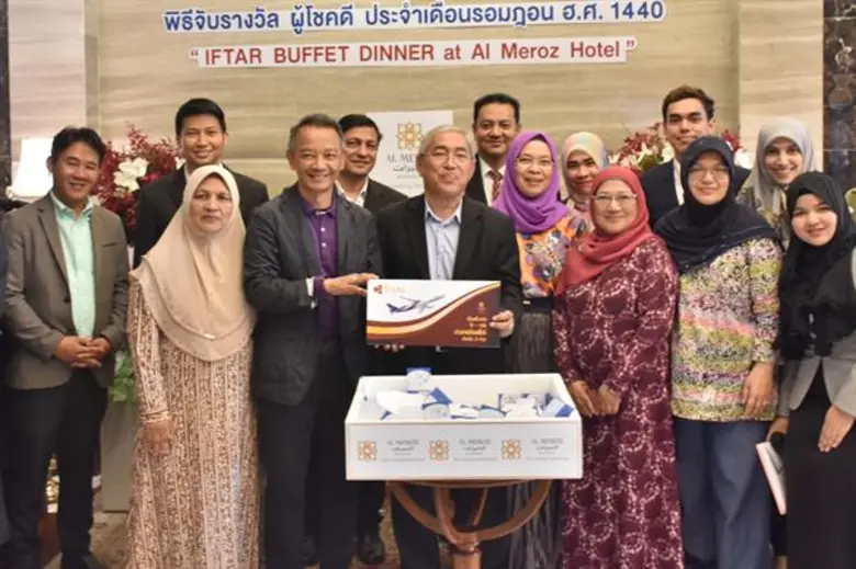 รอศักดิ์ มูลทรัพย์ (ที่ 6 จากซ้าย) ประธาน...