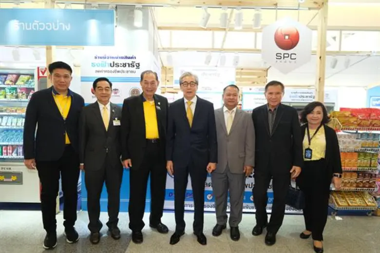 ดร.สมคิด จาตุศรีพิทักษ์ (กลาง) รองนายกรัฐ...