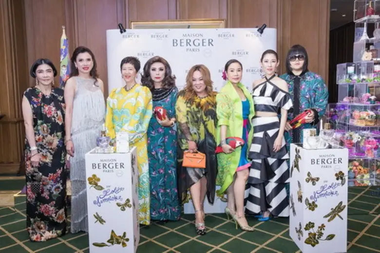 นนทกานต์ ทัพพะรังสี อึง (ที่สองจากซ้าย) ก...