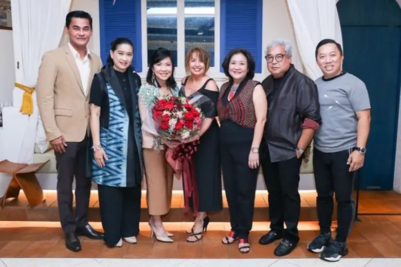 สุพัตรา จิราธิวัฒน์ (ที่ 3 จากซ้าย) รองกร...