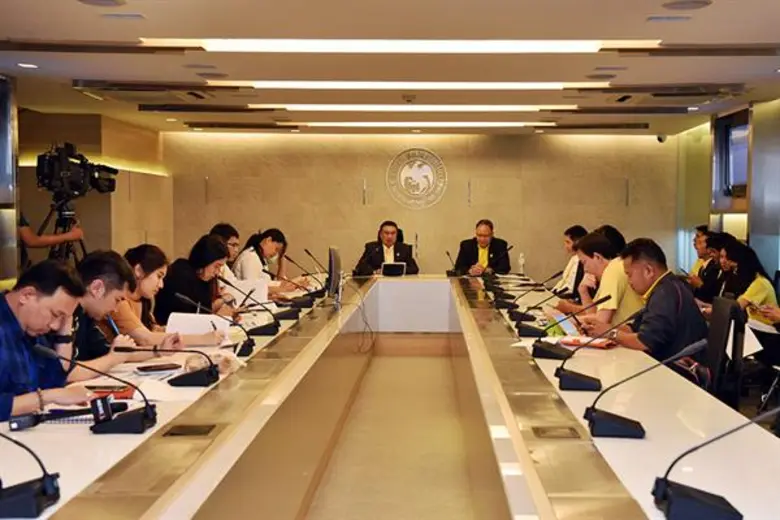 นายพรชัย ฐีระเวช ที่ปรึกษาด้านเศรษฐกิจการ...