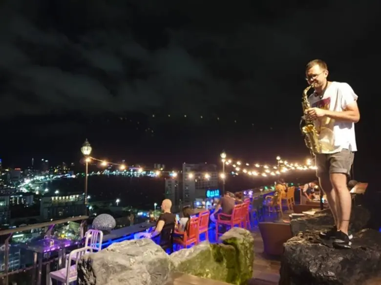 สายดนตรีห้ามพลาด กับดีเจและนักแซกโซโฟนมาก...