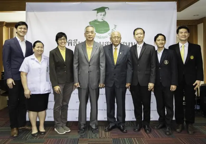 ธีระพงศ์ ปังศรีวงศ์ (คนที่ 4 จากซ้าย) ประ...