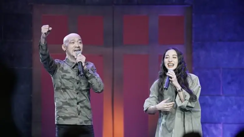 เวทีสะเทือน!!! “ซาร่า” จับมือ “ลานนา” โชว์ลีลาสาวเหนือ ลงทุนโหนสลิง “แพท” ออกสเต็ปเต้นสุดโจ๊ะ ปลื้ม “กบ แท็กซี่” มาเซอร์ไพร์ส