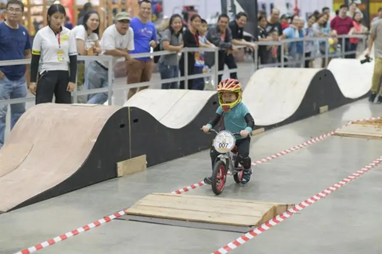 สุดเจ๋ง ! “น้องต้นคุณ” วัย 3 ขวบ ซิวแชมป์จักรยานขาไถ Balance Bike Super Cross