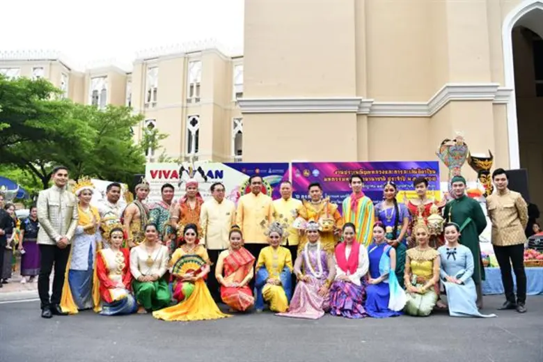 ที่ตึกบัญชาการ 1 ทำเนียบรัฐบาล ก่อนการประ...