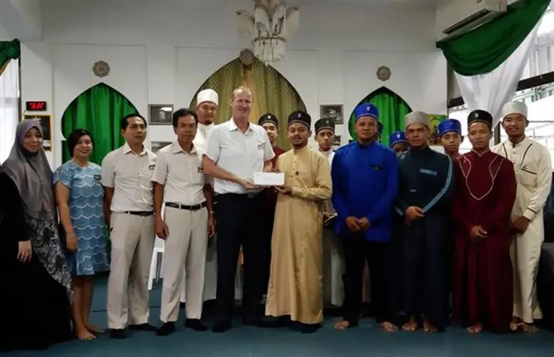 ไซม่อน ฮุคตร้า (คนที่ 5 จากซ้าย) ผู้จัดกา...