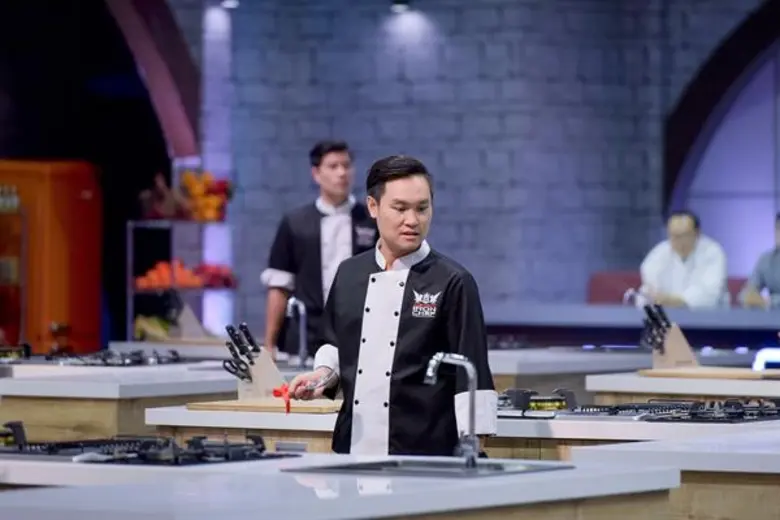 ศึกค้นหาเชฟกระทะเหล็ก THE NEXT IRON CHEF 12 เชฟเปิดฉากเฉือดเฉือนคารม 4 กรรมการสุดเดือด!!