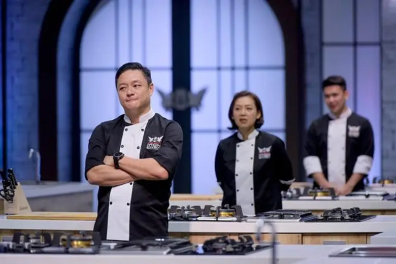 ศึกค้นหาเชฟกระทะเหล็ก THE NEXT IRON CHEF 12 เชฟเปิดฉากเฉือดเฉือนคารม 4 กรรมการสุดเดือด!!