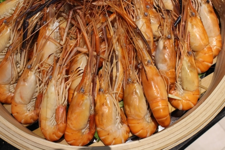 บุฟเฟ่ต์อาหารนานาชาติ และอาหารทะเลมื้อค่ำ...