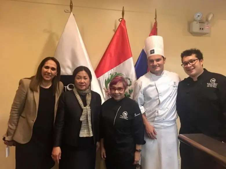 เชฟนูรอ โซ๊ะมณี สเต็ปเป้ (ที่ 3 จากซ้าย) ...