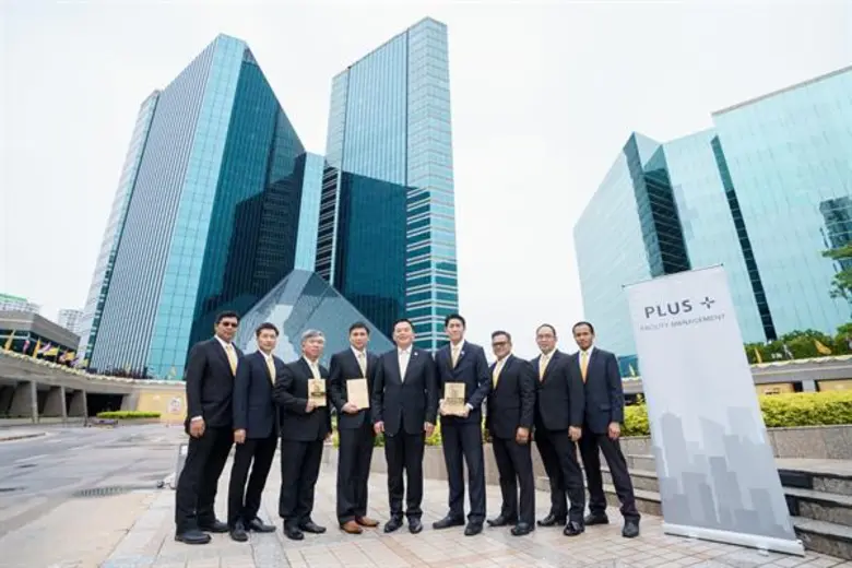 นายพงษ์สิทธิ์ ชัยฉัตรพรสุข (กลาง) รองผู้จ...