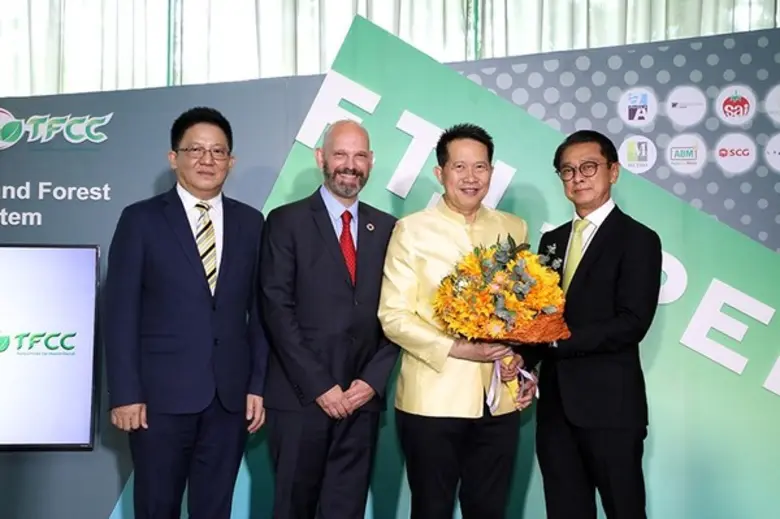 นายโยธิน ดำเนินชาญวนิชย์ (ขวาสุด) กรรมการ...