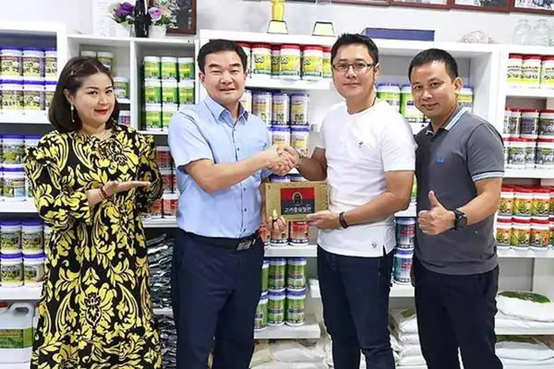 นายมนตรี บุญจรัส (ที่ 2 จากขวา) ประธานกรร...