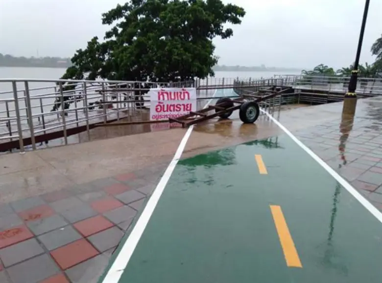 ยผ.เร่งลงพื้นที่ตรวจสอบสาเหตุและความเสียหาย หลังฝนตกหนักต่อเนื่องดินตลิ่งทรุด ลานจุดพักทางจักรยานริมโขง จ.นครพนม พังถล่ม