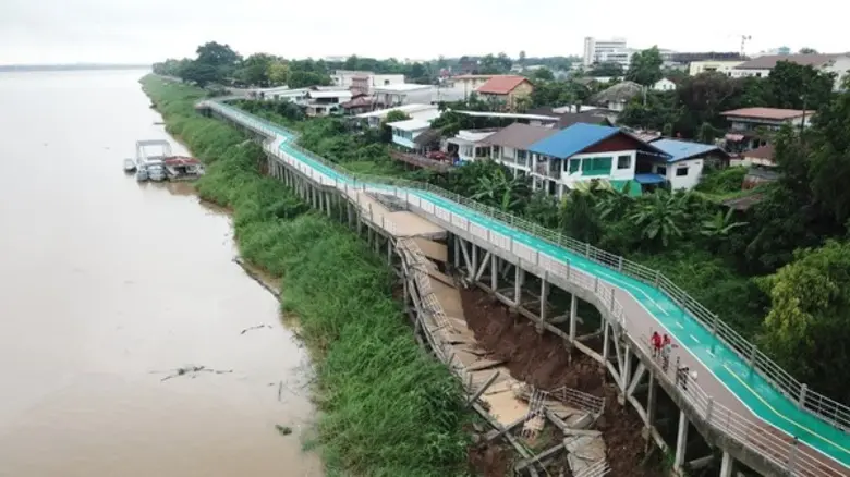 ยผ.เร่งลงพื้นที่ตรวจสอบสาเหตุและความเสียหาย หลังฝนตกหนักต่อเนื่องดินตลิ่งทรุด ลานจุดพักทางจักรยานริมโขง จ.นครพนม พังถล่ม