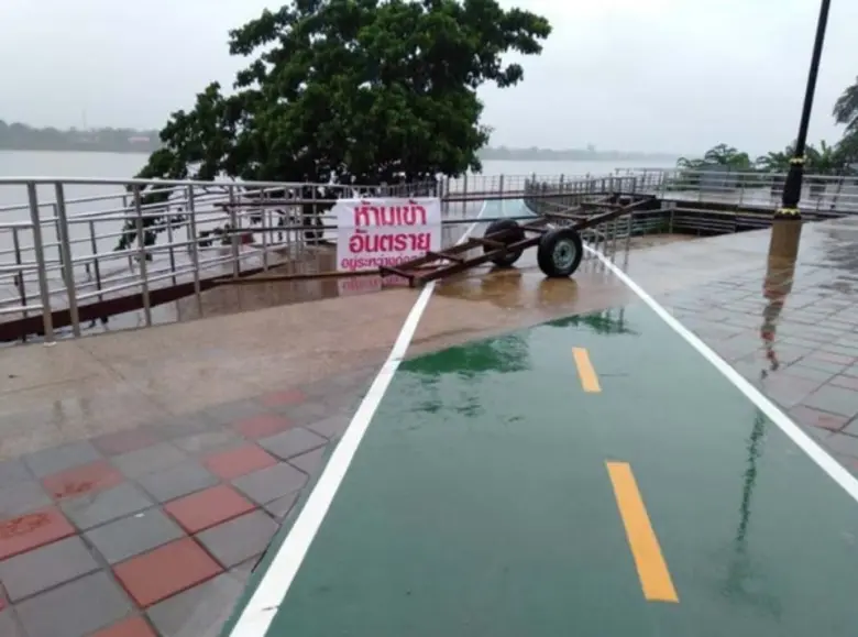 ยผ.เร่งลงพื้นที่ตรวจสอบสาเหตุและความเสียหาย หลังฝนตกหนักต่อเนื่องดินตลิ่งทรุด ลานจุดพักทางจักรยานริมโขง จ.นครพนม พังถล่ม