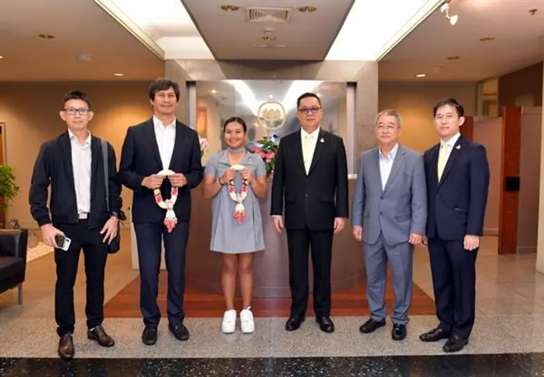 นายวิคเตอร์ เอ แย็พ (Hon. Yap, Victor A.)...