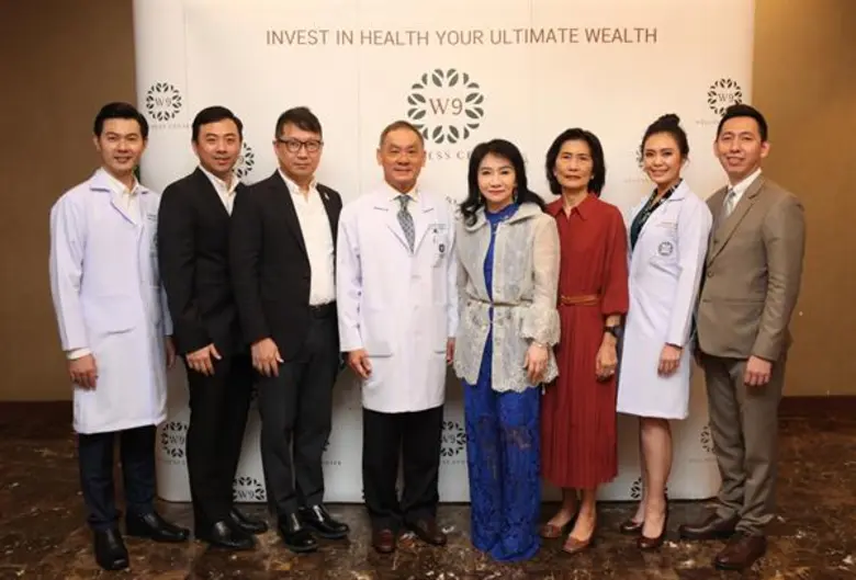 สุพร วัธนเวคิน (ที่ 4 จากขวา) ร่วมกับ ขัน...