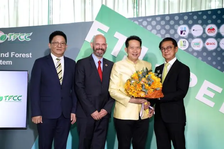 นายโยธิน ดำเนินชาญวนิชย์ (ขวาสุด) กรรมการ...