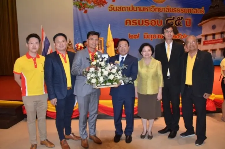 รศ. ดร.พิภพ อุดร คณบดี คณะพาณิชยศาสตร์และ...